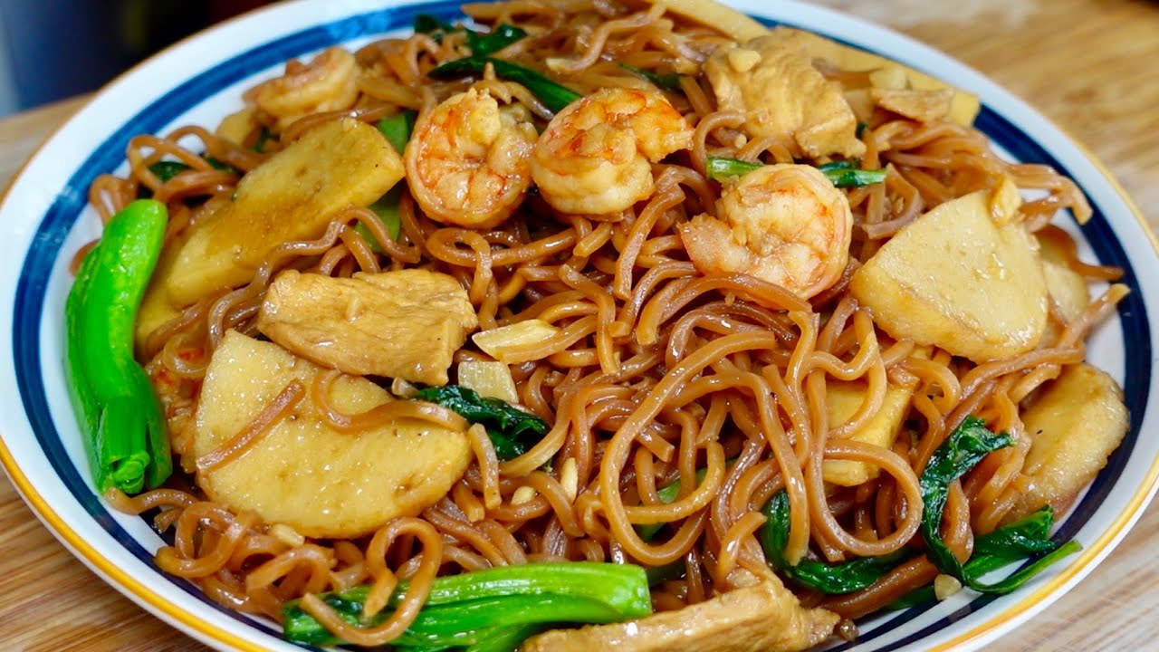 焖伊面，香喷喷的吸收酱汁的精华，非常入味，味道咸鲜😋❤️Braised noodles, fragrant and absorbing the essence of the sauce