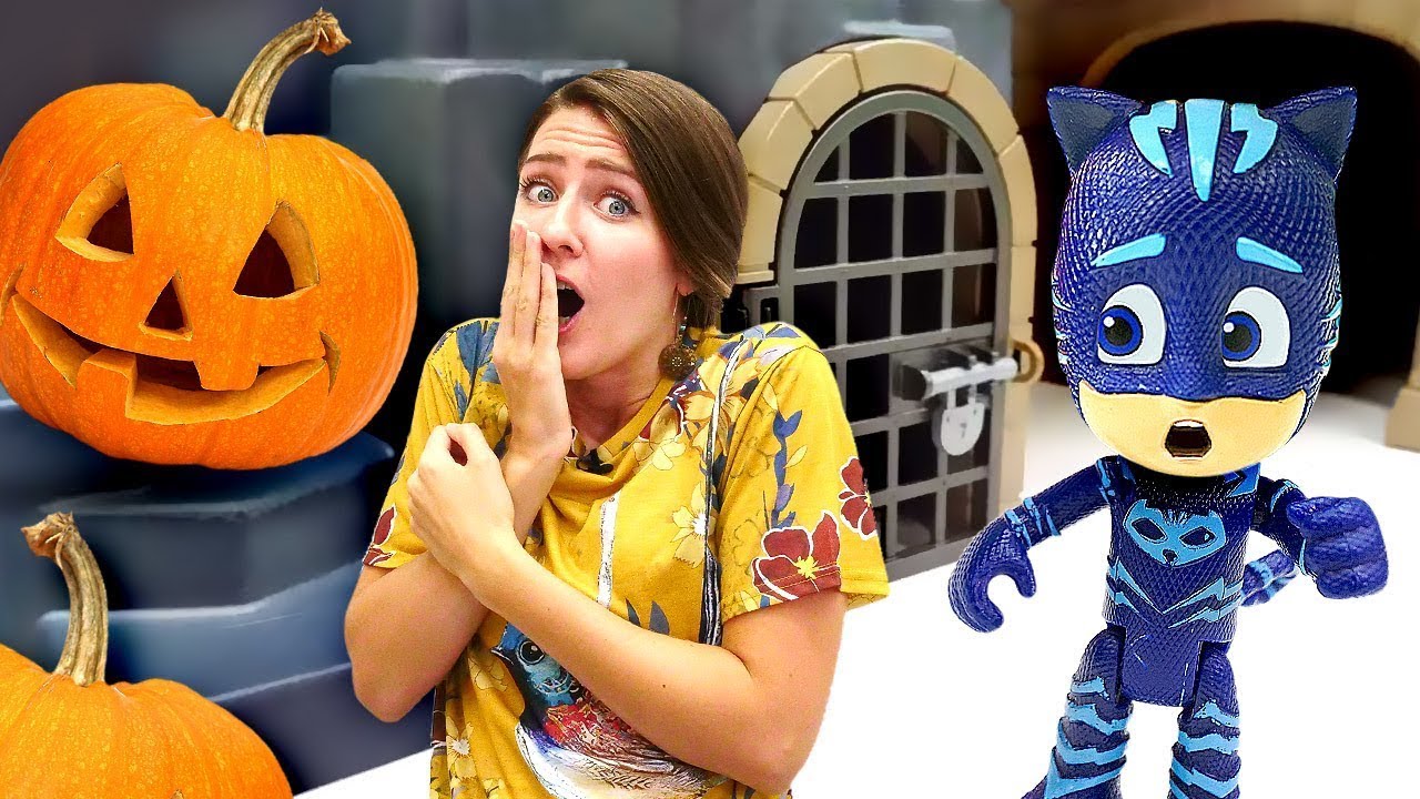 Catboy se asusta en el castillo de los fantasmas. Juguetes de Halloween. Vídeos para niños.