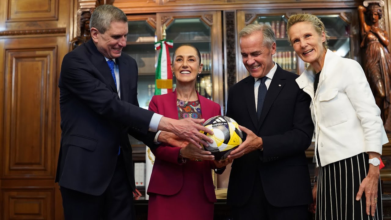 Presidenta Claudia Sheinbaum intercambia presentes con el primer ministro de Canadá, Mark Carney 
