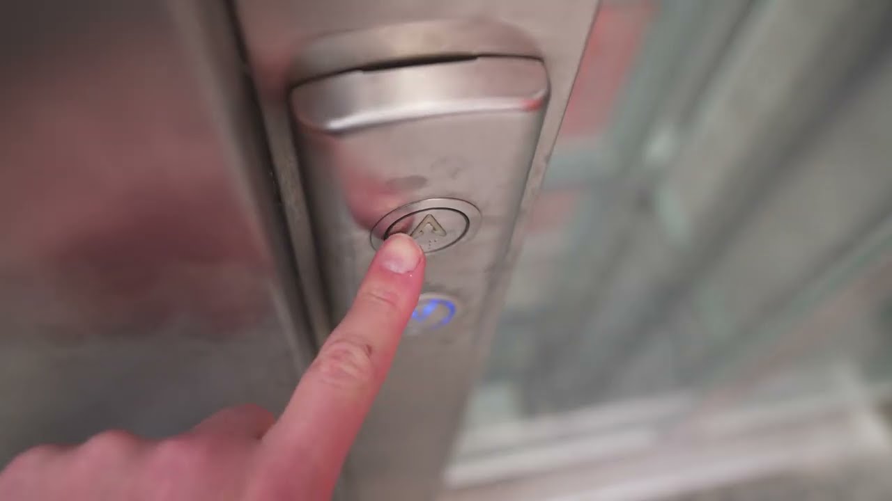Poland, Krak&oacute;w Gl&oacute;wny, 2X elevator