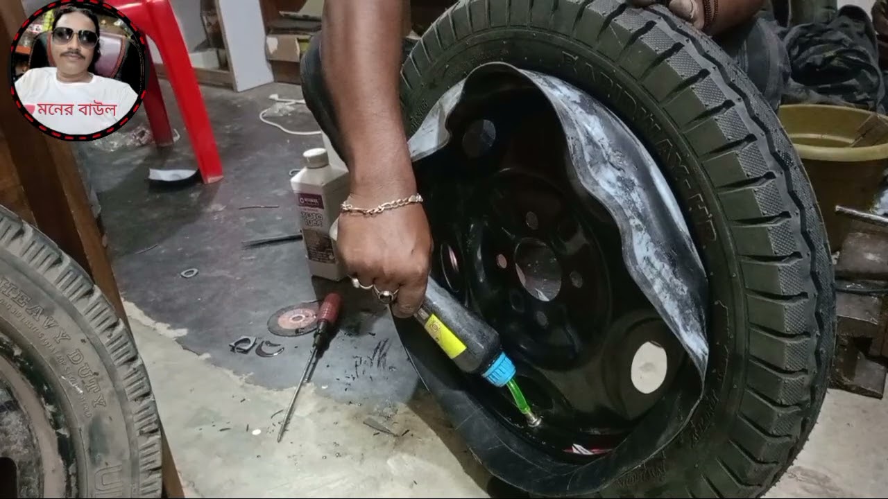 সাভারে  টিউবলেস করা হয় মিশুকের চাকা বেন রিক্সার চাক্কায়