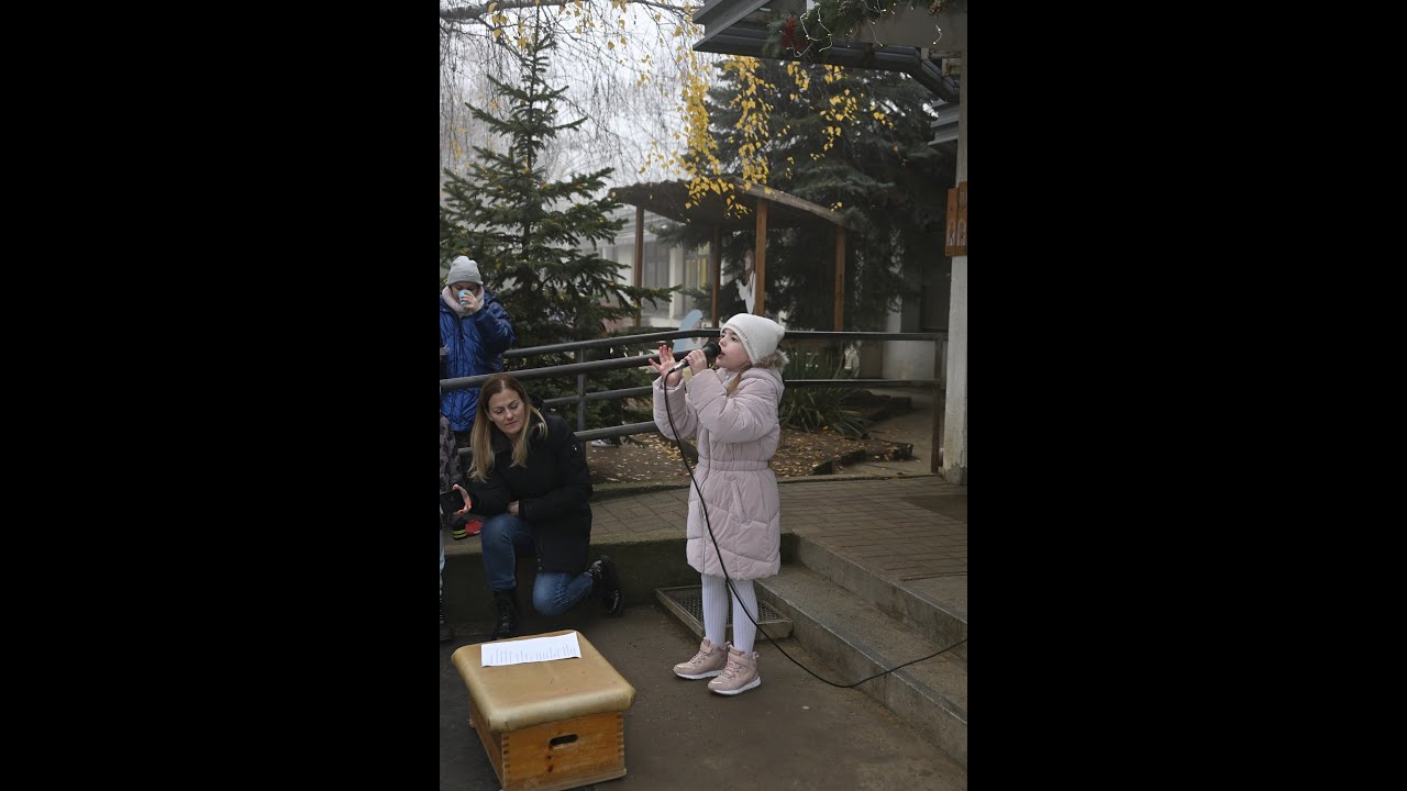 Auti. 1. csoport műsora az adventi vásáron. 2025. 12.12.