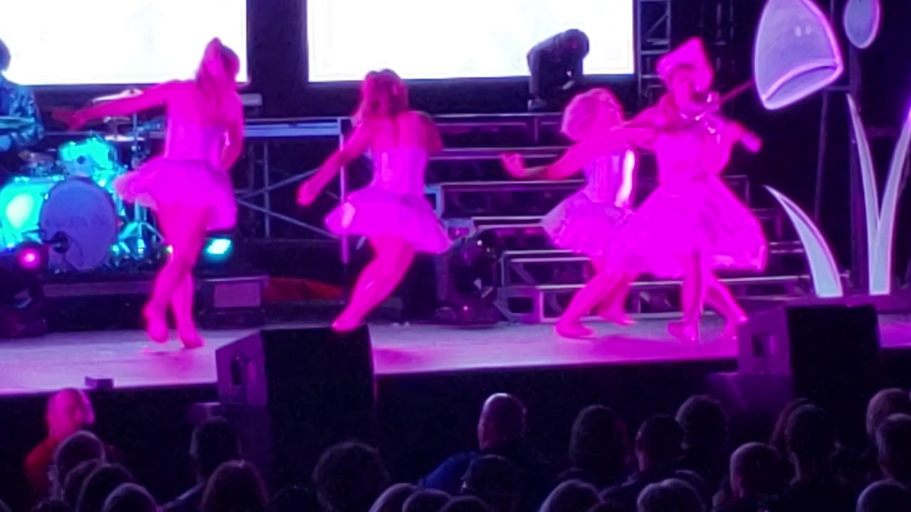 Lindsey Stirling Plays Dance Of The Sugar Plum Fairy