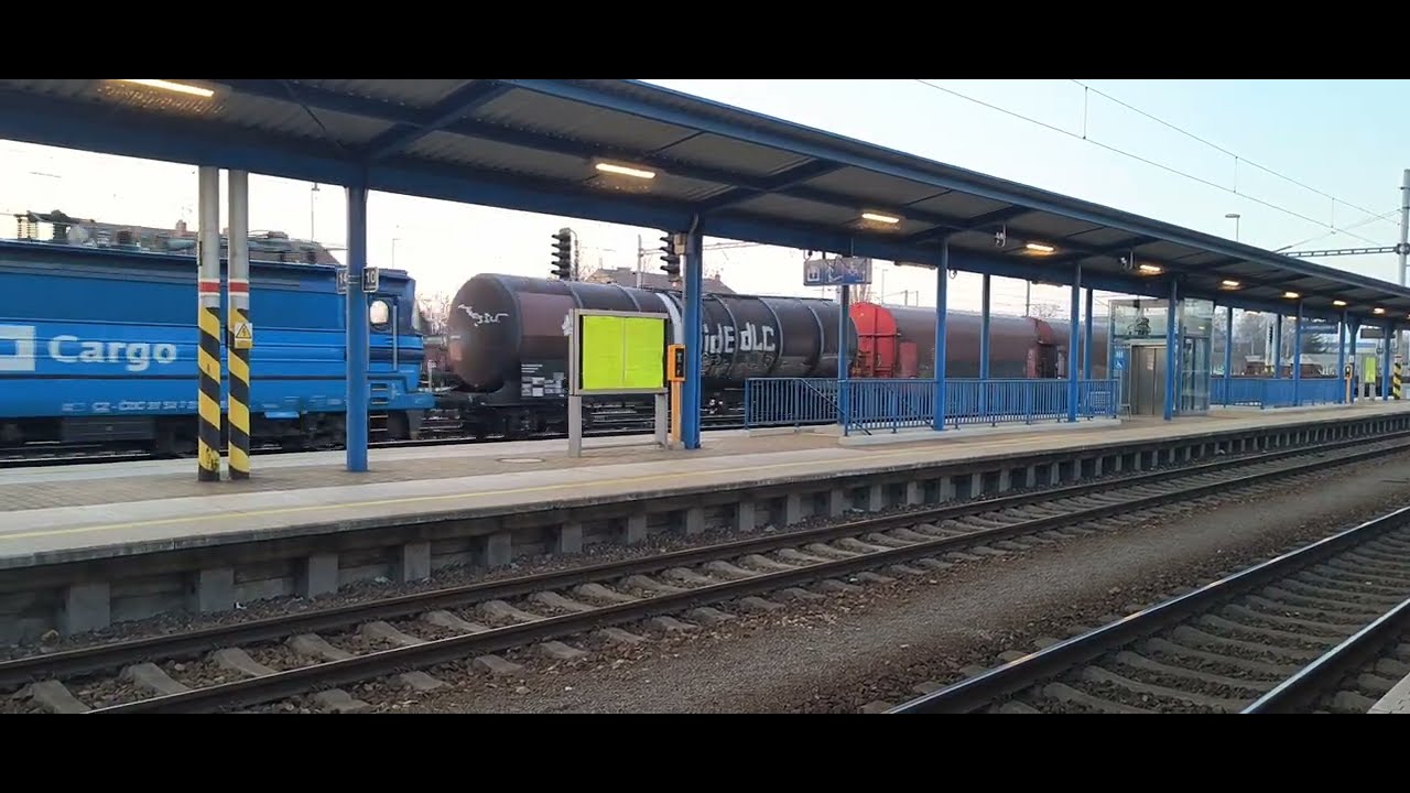 Nákladní vlak a R826 Moravan v Břeclavi, freight train and R826 Moravan in Břeclav 
