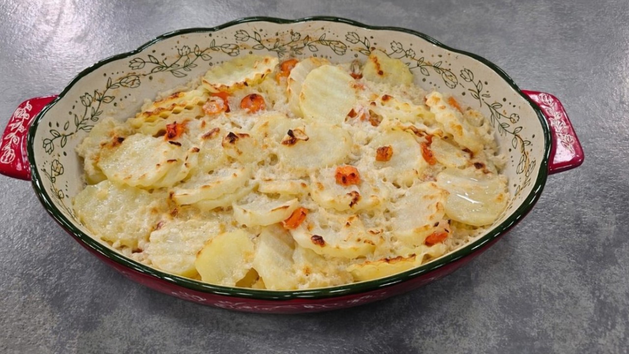 Rreze Dielli - Patate me salcë qumështi dhe kaçkavall në furrë nga zonja Albana