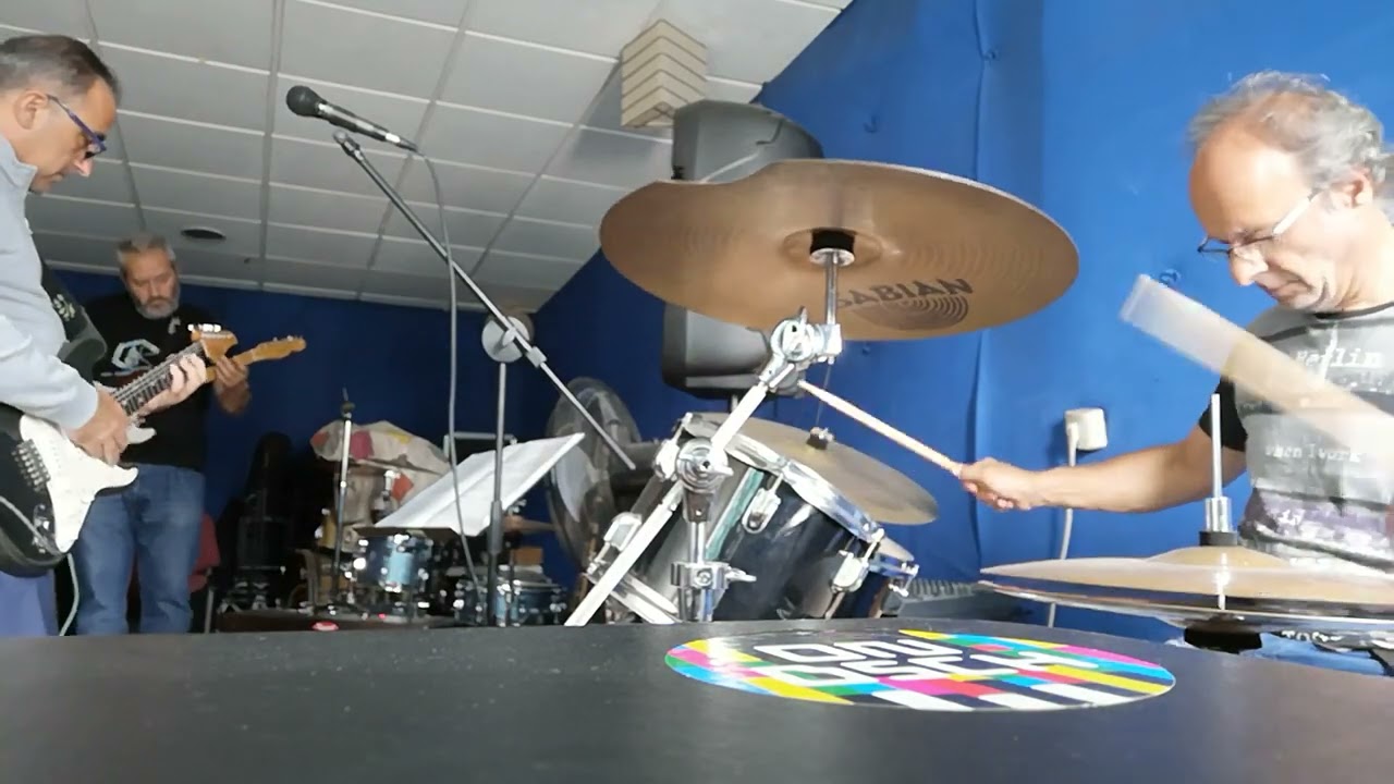 LOS IMPREVISTOS Rocking in a free world cover... sin batería de verdad
