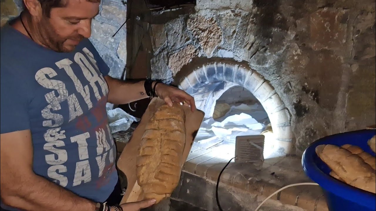 Ζυμωτό με προζύμι στον ξυλόφουρνο το ξεφουρνισμα και κόψιμο για παξιμάδι