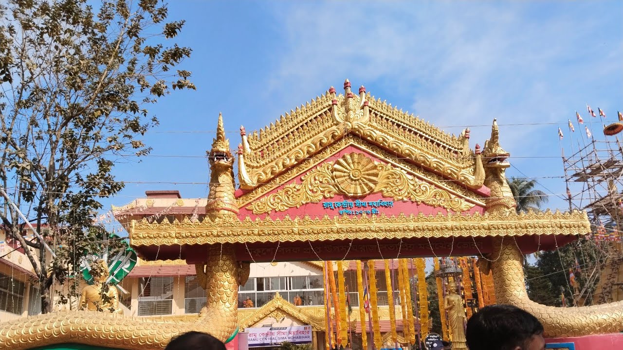 The religious ceremony of the Baryas is donating rice to the monks #budismomoderno #buddha #viralvid