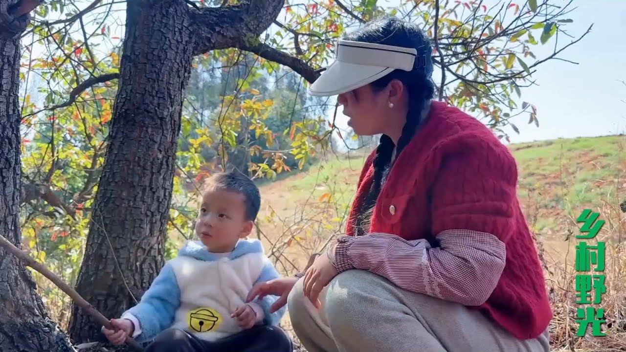 媳妇带娃干活回家，发现坟头冒青烟，立马拔腿就跑