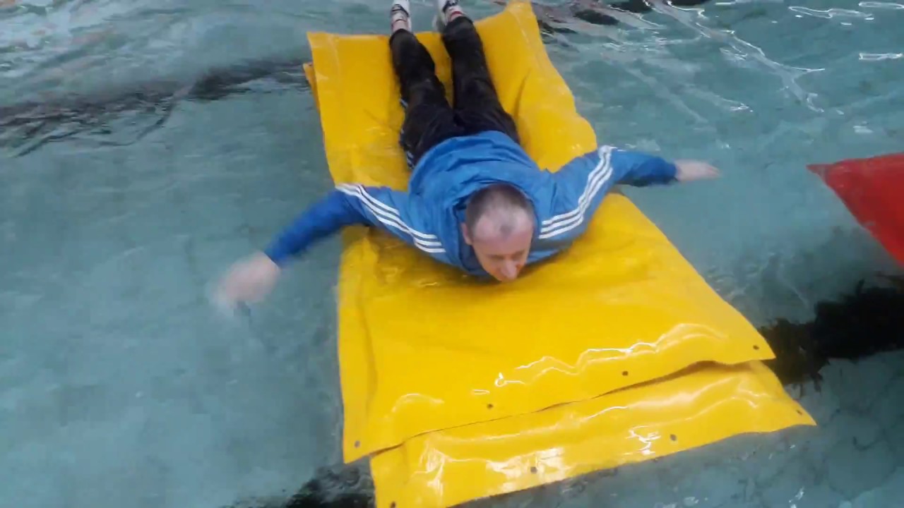 Swimming in adidas sportswear / Schwimmen in adidas Klamotten