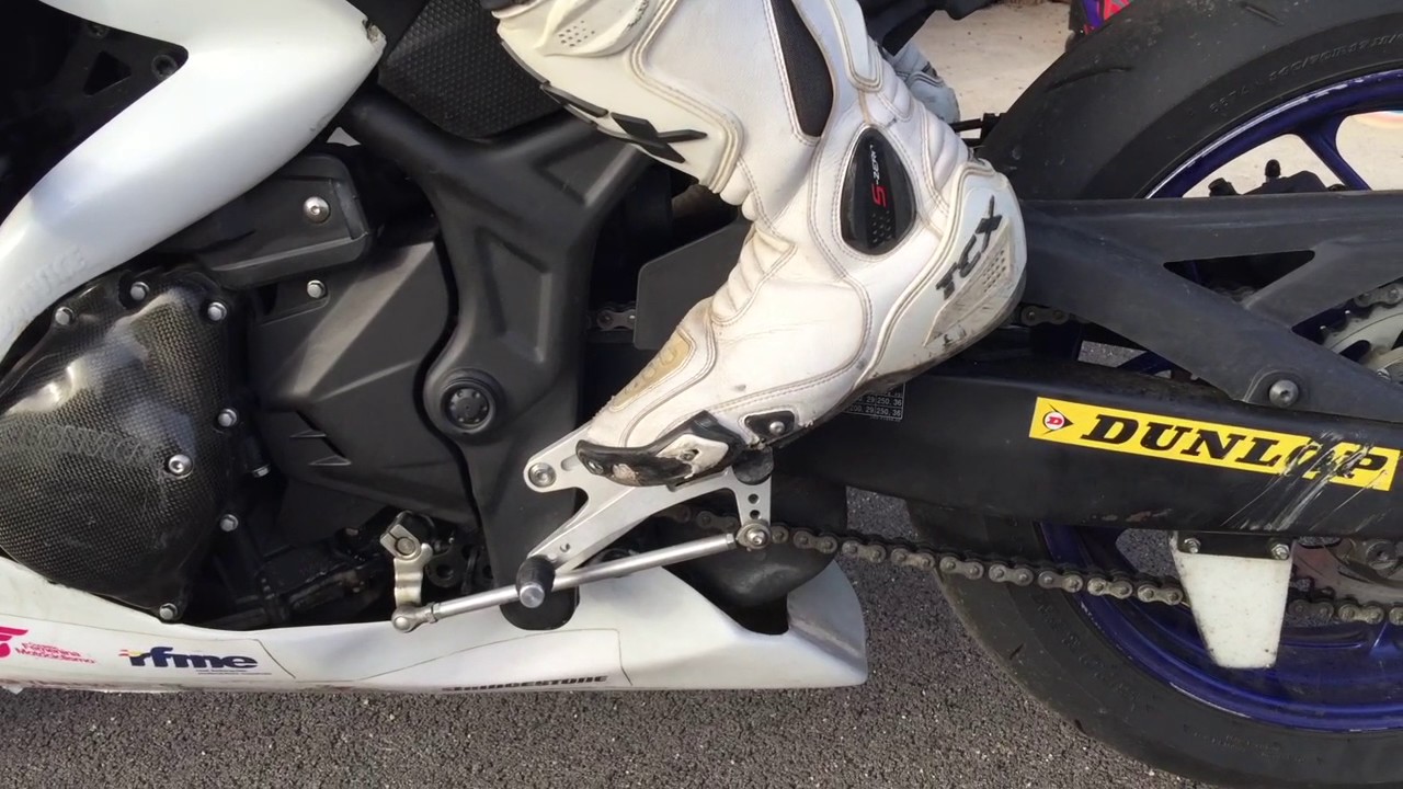 Como Colocar tus Pies en Una Moto de Carreras.