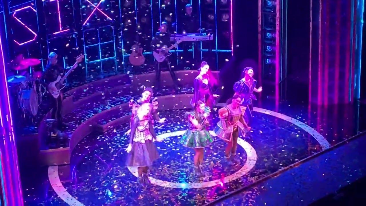 Six The Musical Megasix Salford 17/08/2024 Saturday matinee 4pm Ellie’s last Cleves. Lowry theatre