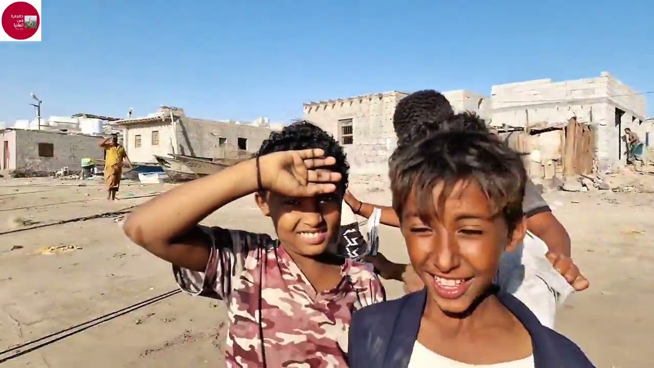 أجمل شواطئ عدن الصغرى  فقم وأطيب صيادين للحبار