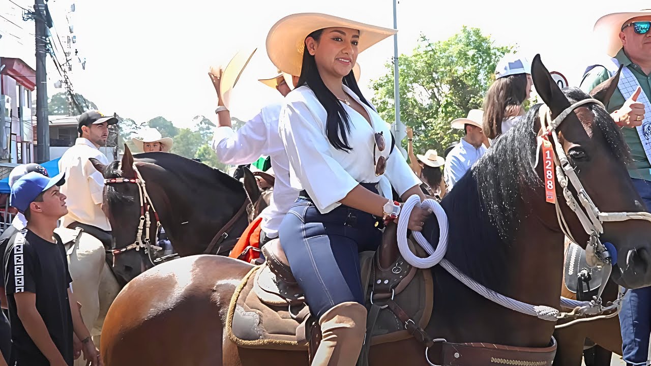 BEAUTIFUL MATURE WOMEN RIDING IN MANIZALES #latina #colombia  #horseriding  #beautifulwomen #cowgirl