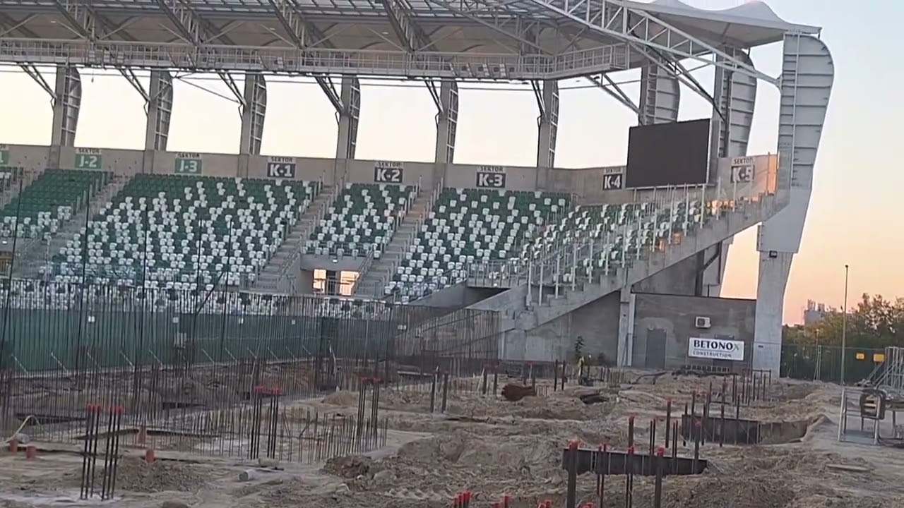 II etap budowy stadionu Radomiaka - trybuny za bramkami
