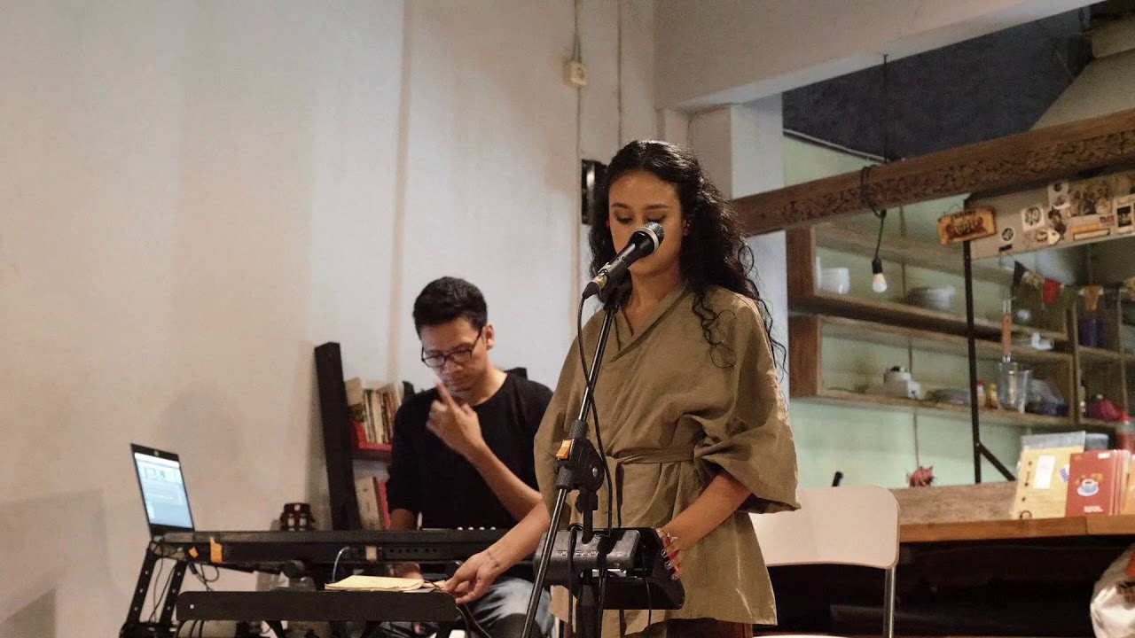 Luise Najib - What You're Doing (Live at Coffeewar Jakarta)