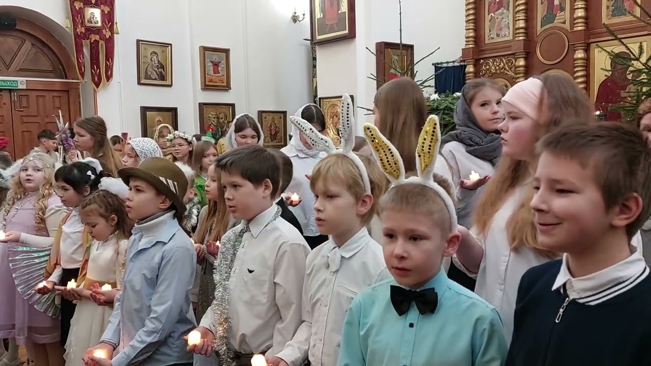 Воспитанники воскресной школы храма Святой Живоначальной Троицы г. Мяделя поздравляют с Рождеством