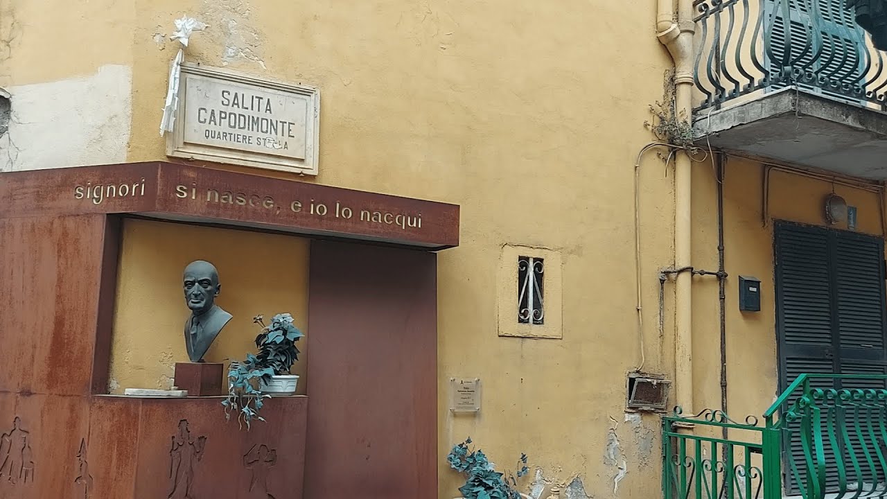 Per le vie di Napoli: Salita Capodimonte - Naples Italy