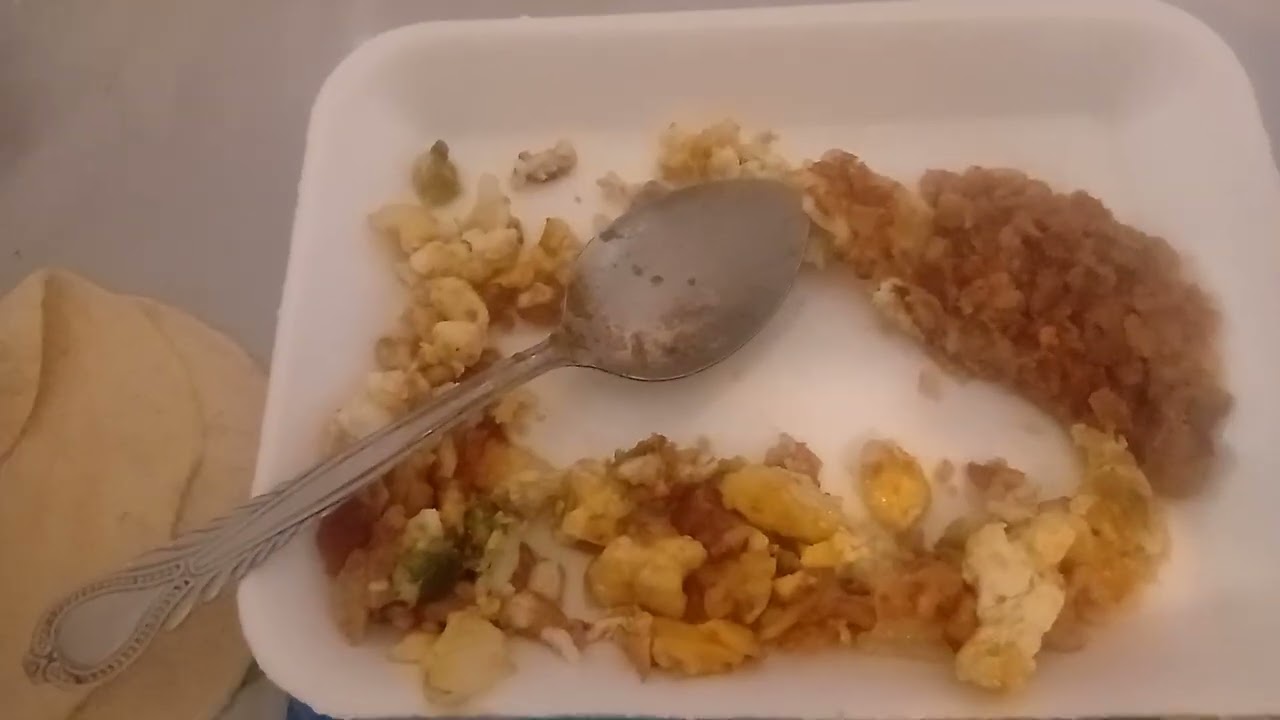 UN RICO ALMUERZO DE RICOS HUEVITOS Y FRIJOLITOS REFRITOS 
