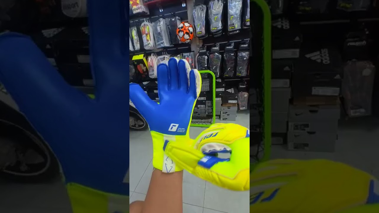Review Găng tay thủ môn Reusch Attrakt Duo 2022.