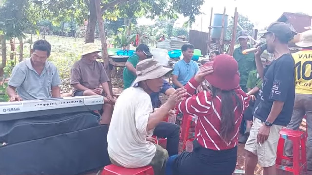 chị gái  hát dân ca bana giấu mặt không cho xem