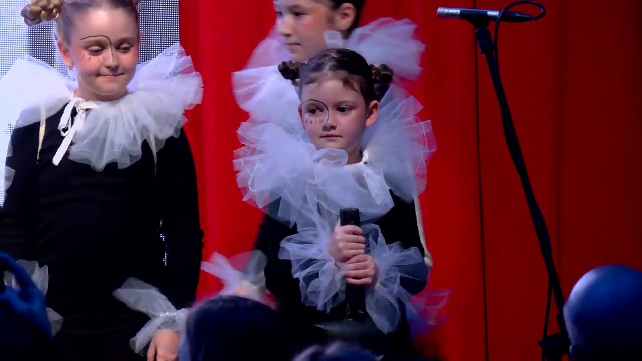 Sub piatra grea a clopoțelului | Trupa de teatru „Îmbrățișare” din organizația „Te Ivești”