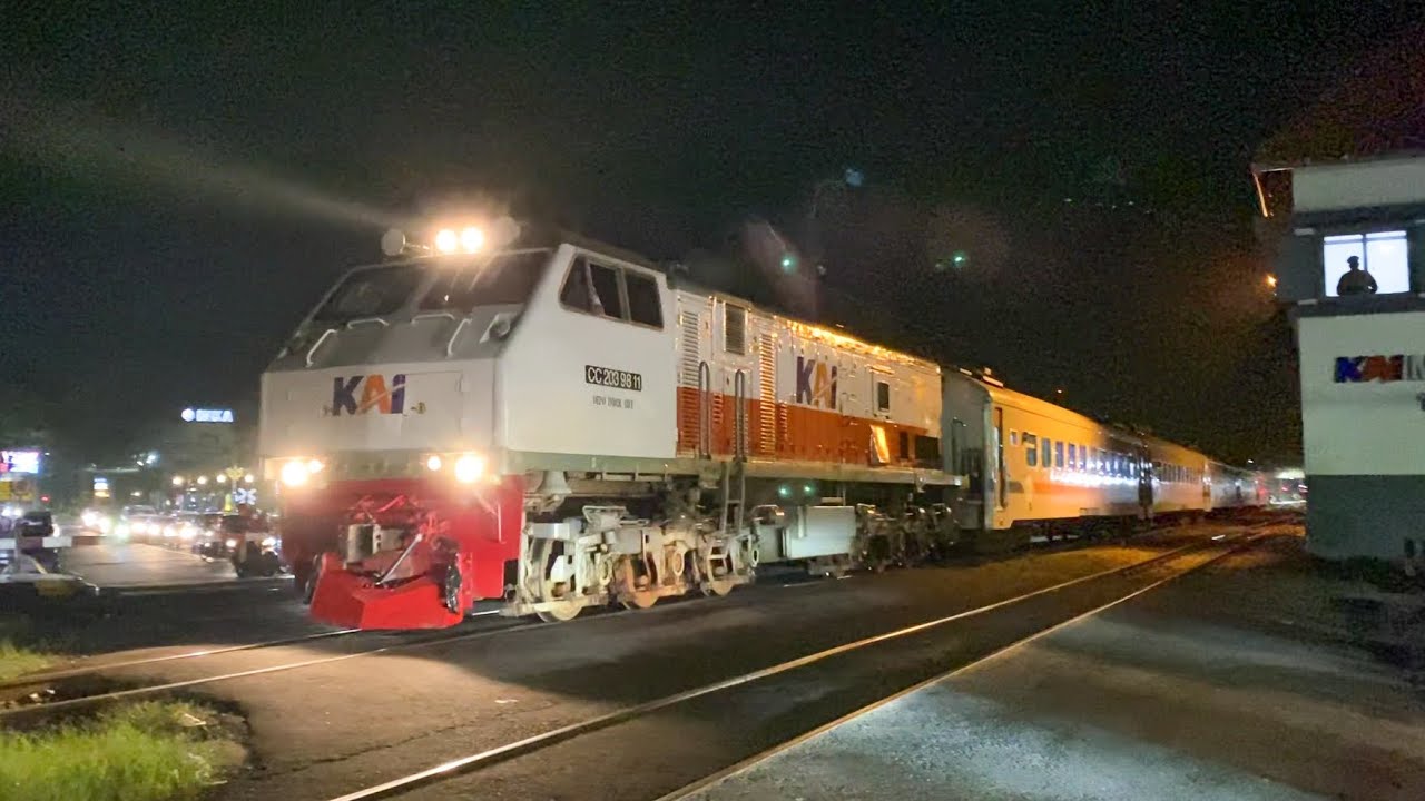 HUNTING BANYAK KERETA ! PADATNYA KERETA API MALAM HARI DI STASIUN MADIUN