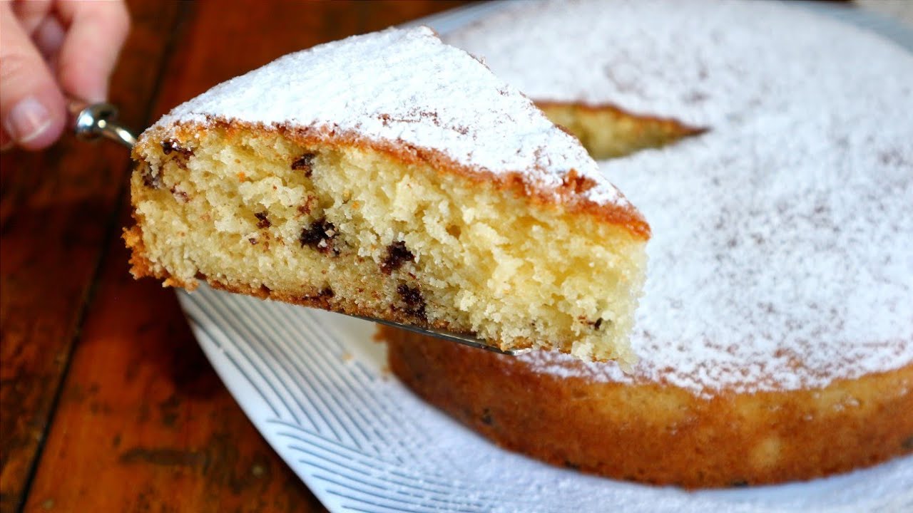 Torta senza bilancia sofficissima, ecco il trucco per non fare affondare le gocce di cioccolato 😍