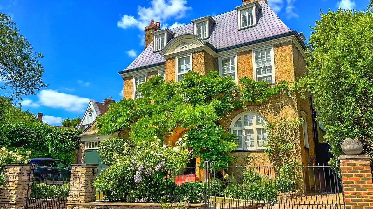 LONDON SUMMER HEATWAVE 🥵 31°C Wimbledon Village Walk to The Championships SW19 🍓🎾 4K HDR