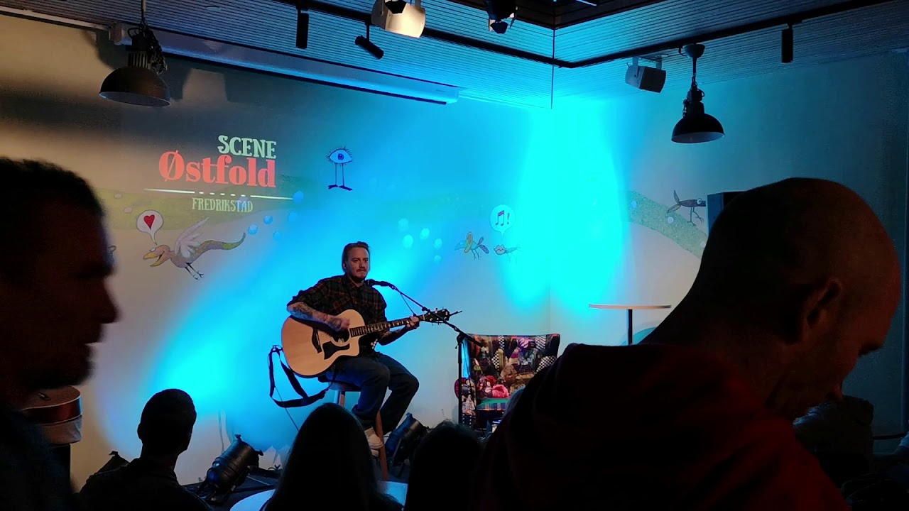 Klipp fra Dani Kalifornia`s fremf&oslash;relse av l&aring;ten til sin mor -for sin mor - live for f&oslash;rste gang.