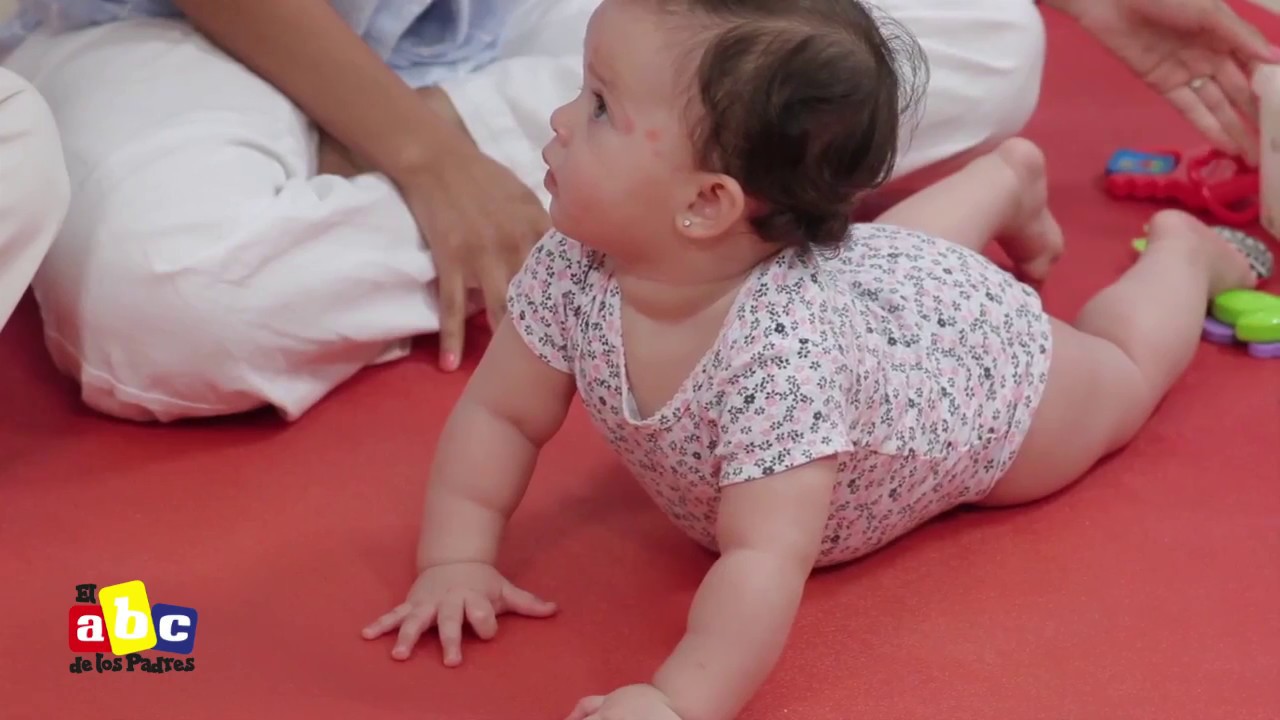 Su bebé lleva algún tiempo arrastrándose pero aún no gatea?