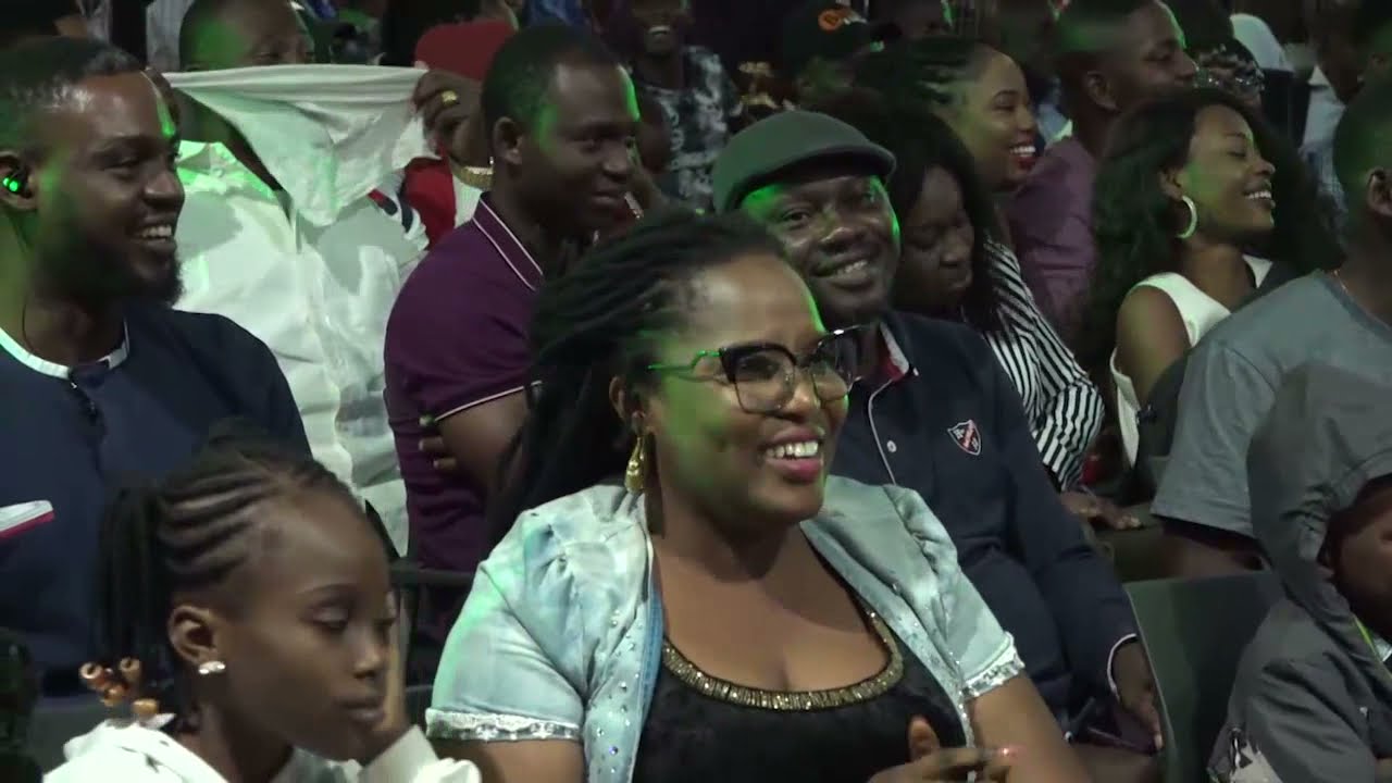 Комик Remote делится своим опытом с жителями деревни.