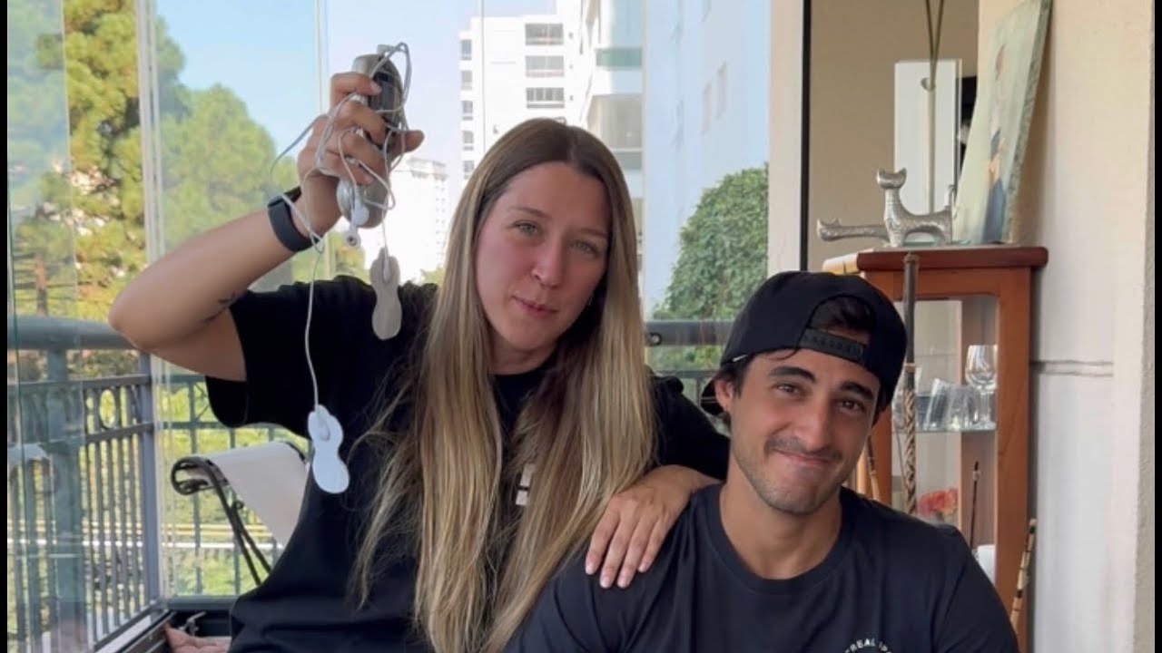 Testando o simulador de cólica no meu namorado