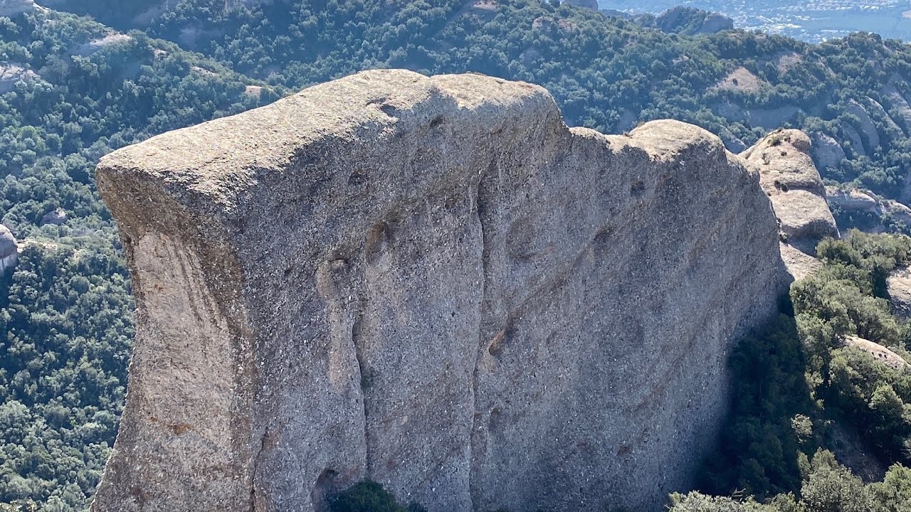 Cua del Bacallà, Roca del Coll de Port i Travessa dels Frares Encantats