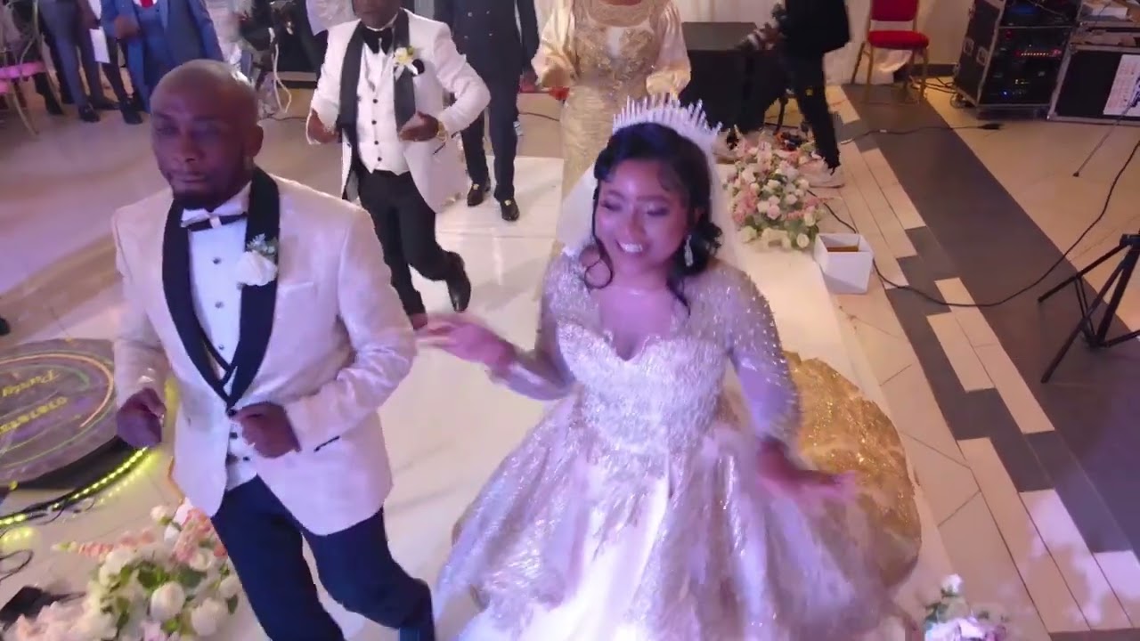 Congolese dancers entrance wedding by Mub Design photography.