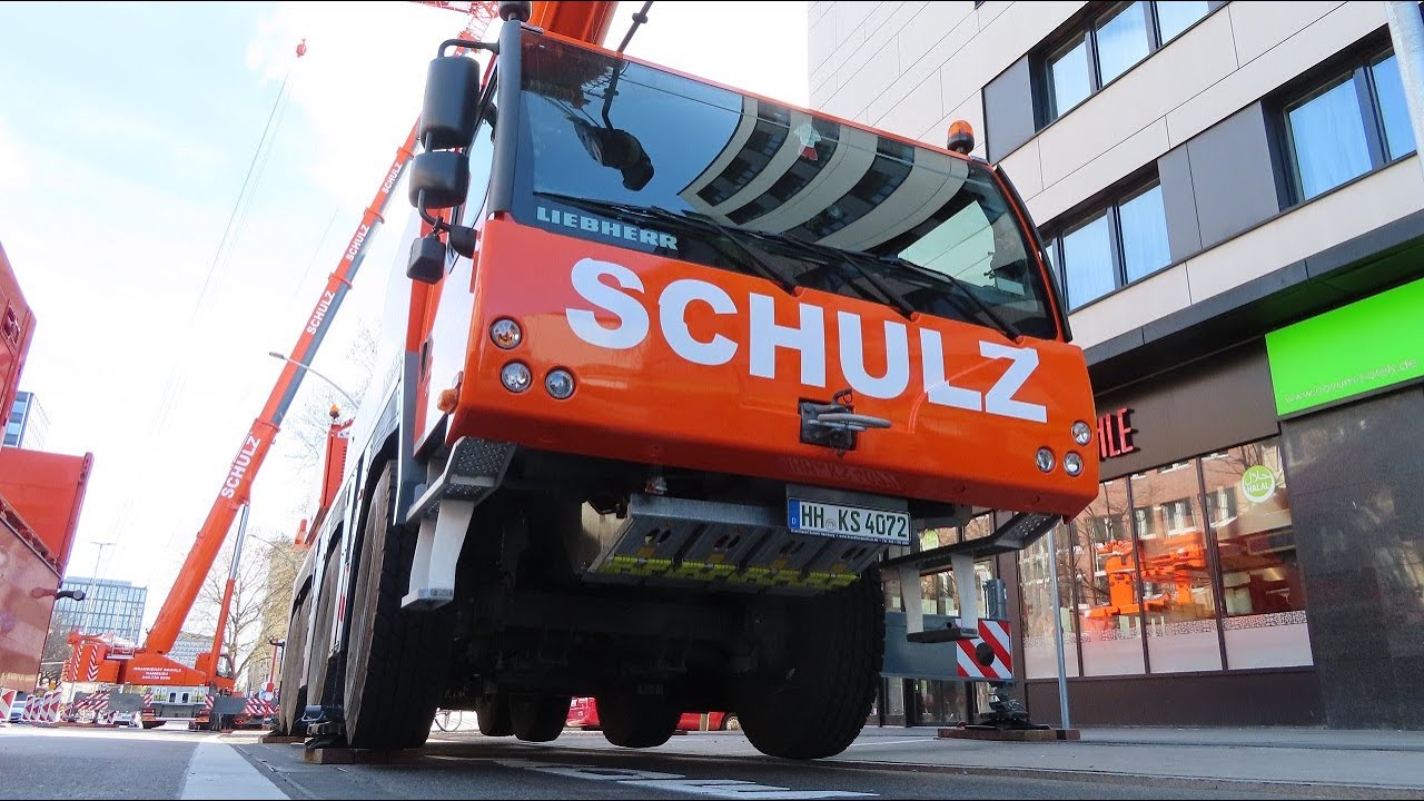 Soeren66 - Mobilkran LIEBHERR LTM 1300-6.2 und LTM 1090-4.2 bei der Montage einer Klimaanlage