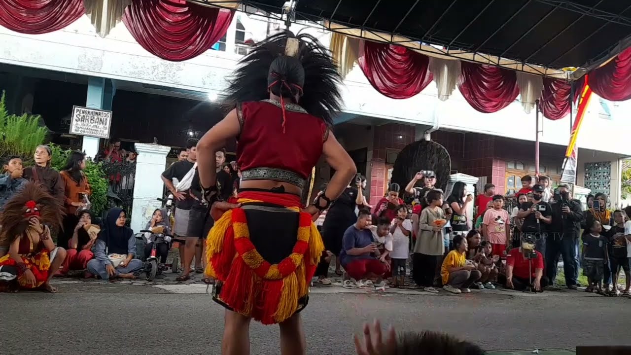 PARA BUJANGGANONG MENGHIBUR MASYARAKAT TAMBAKBAYAN 