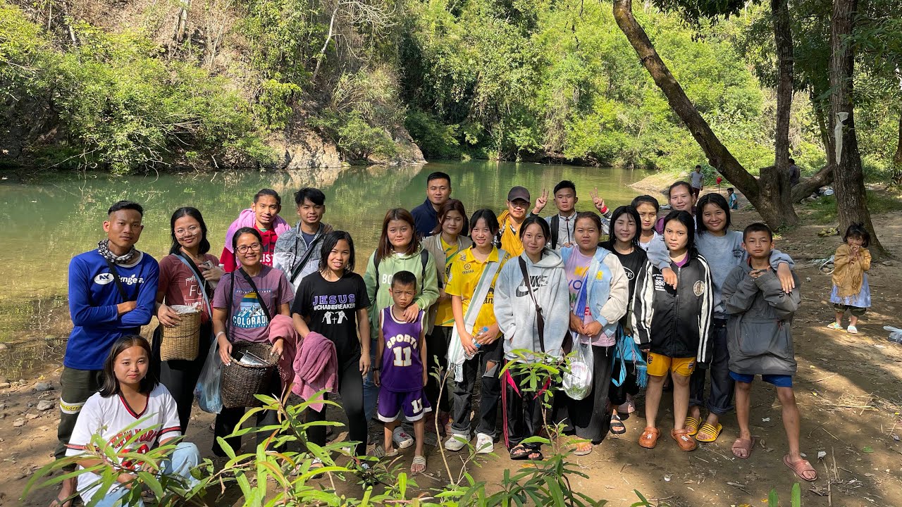 Nu Poe Camp - eating by the river