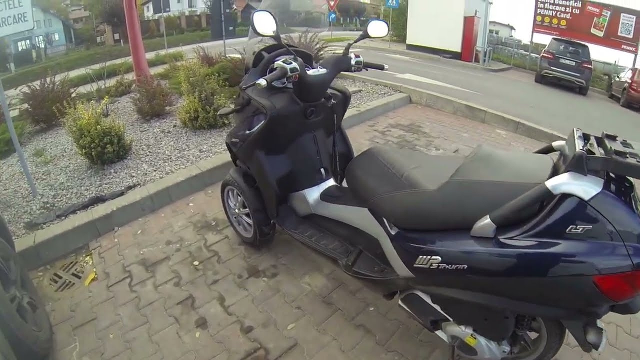 Piaggio MP3 LT   outside town explore