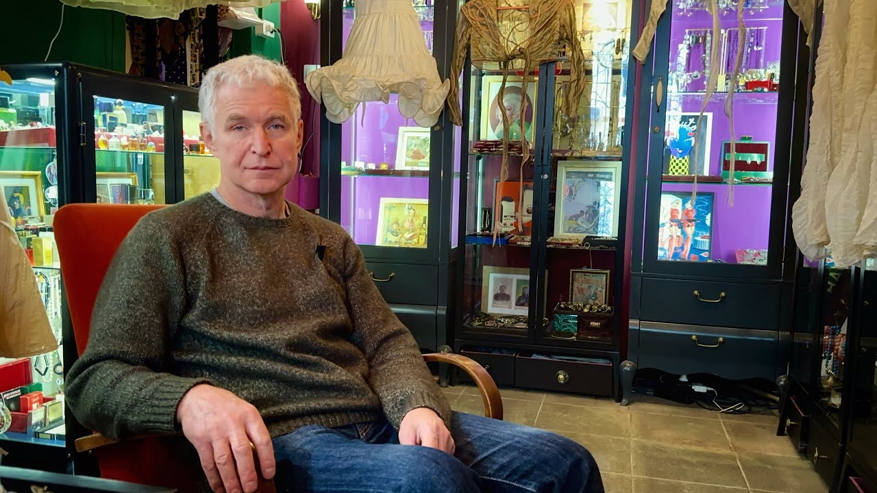 Владелец антикварного магазина показывает платья и бижутерию. Геннадий Мешков, Фрау Цеппелин Воронеж