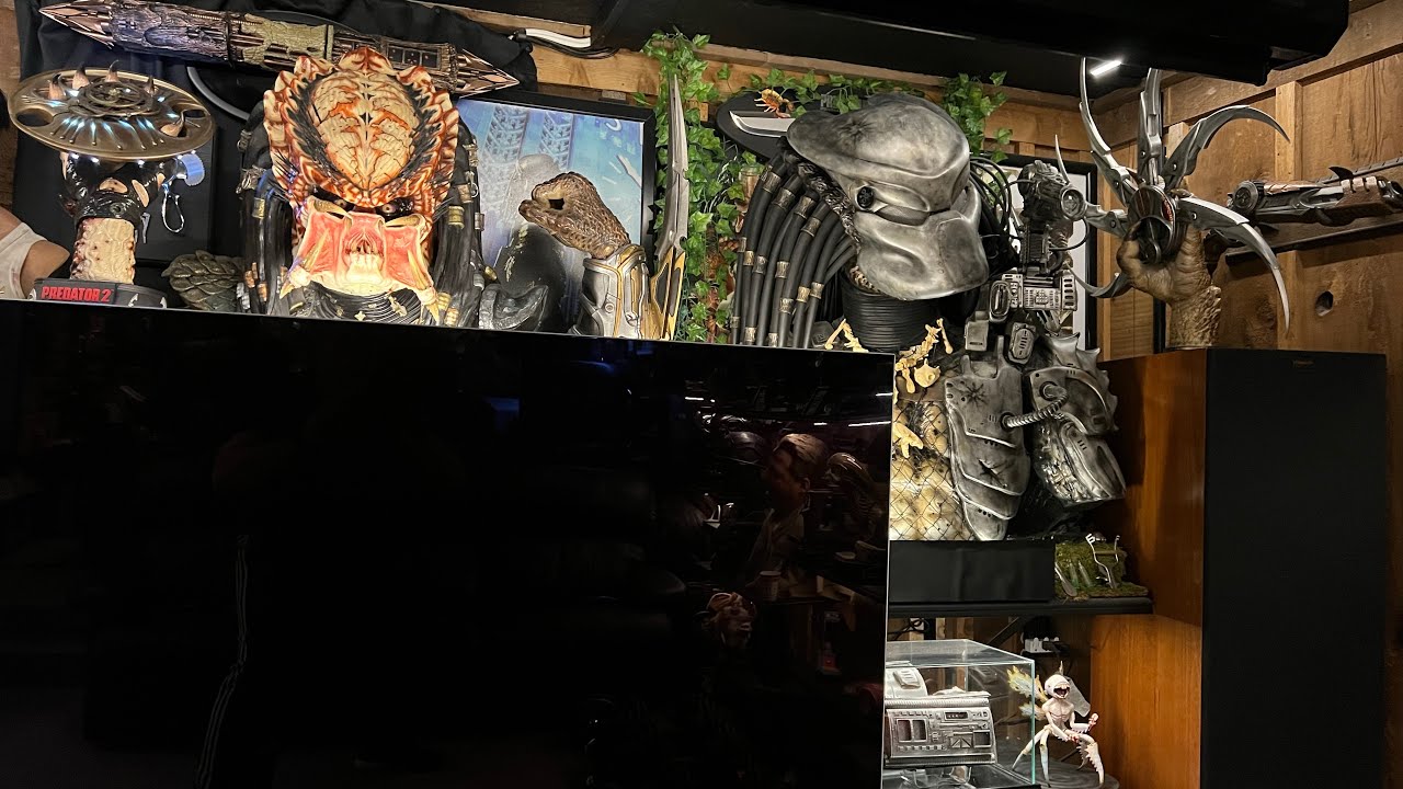 Predator Movie Collection Room Tour, Get to the Choppa! Props Life Size 1 to 1