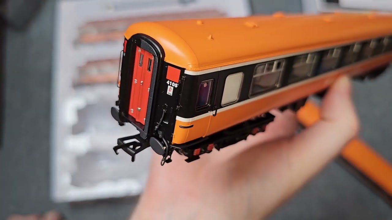 Irish Railway Models Mark 2 b/c Coaches in IR/IE Livery Review