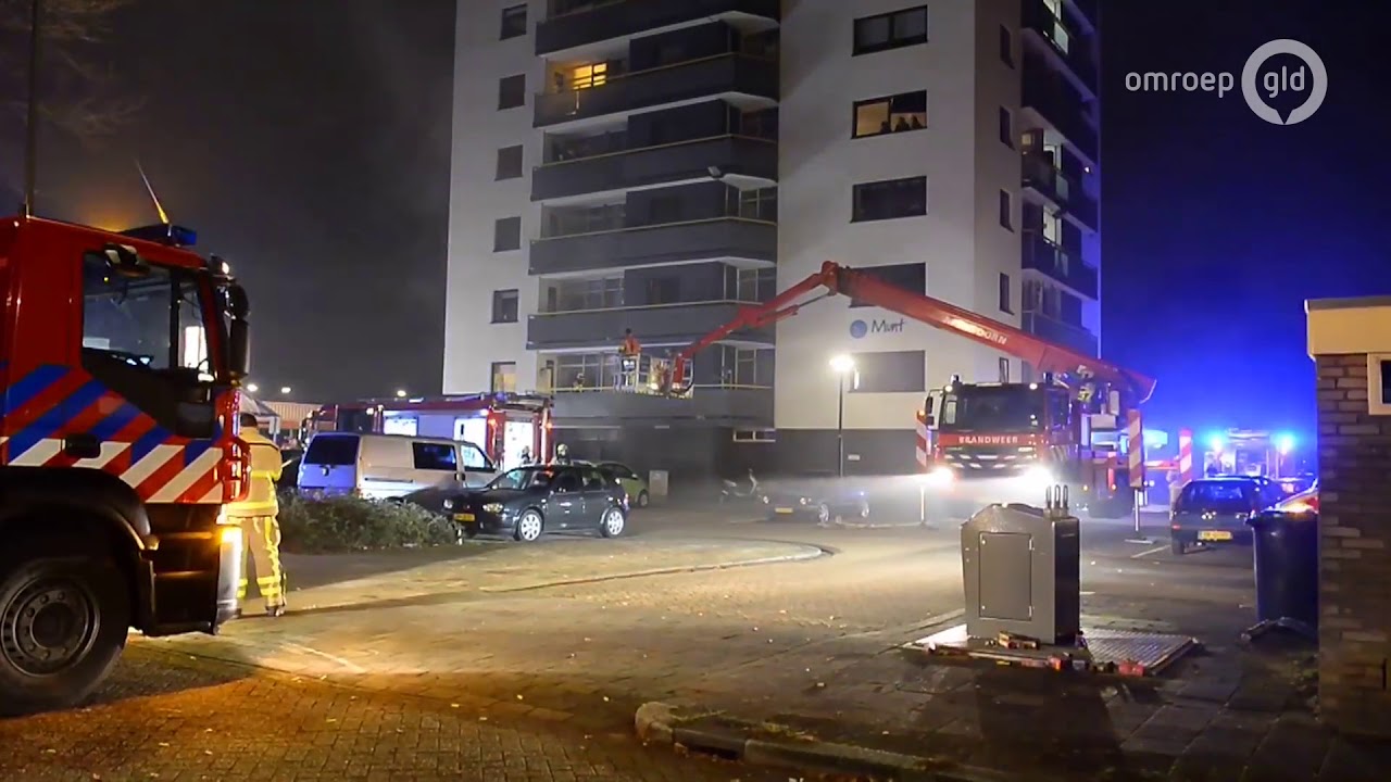 Brand in flat Apeldoorn, bewoners met hoogwerker uit huis gehaald