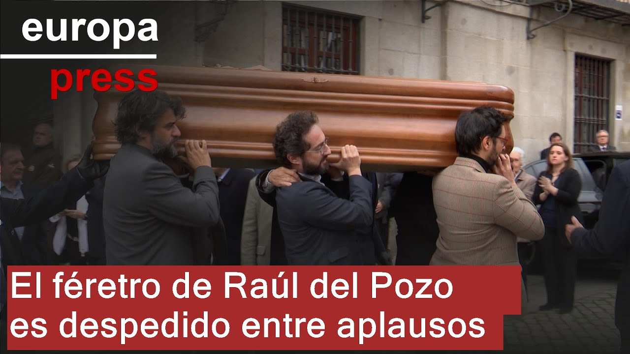 El féretro de Raúl del Pozo sale de la capilla ardiente entre aplausos