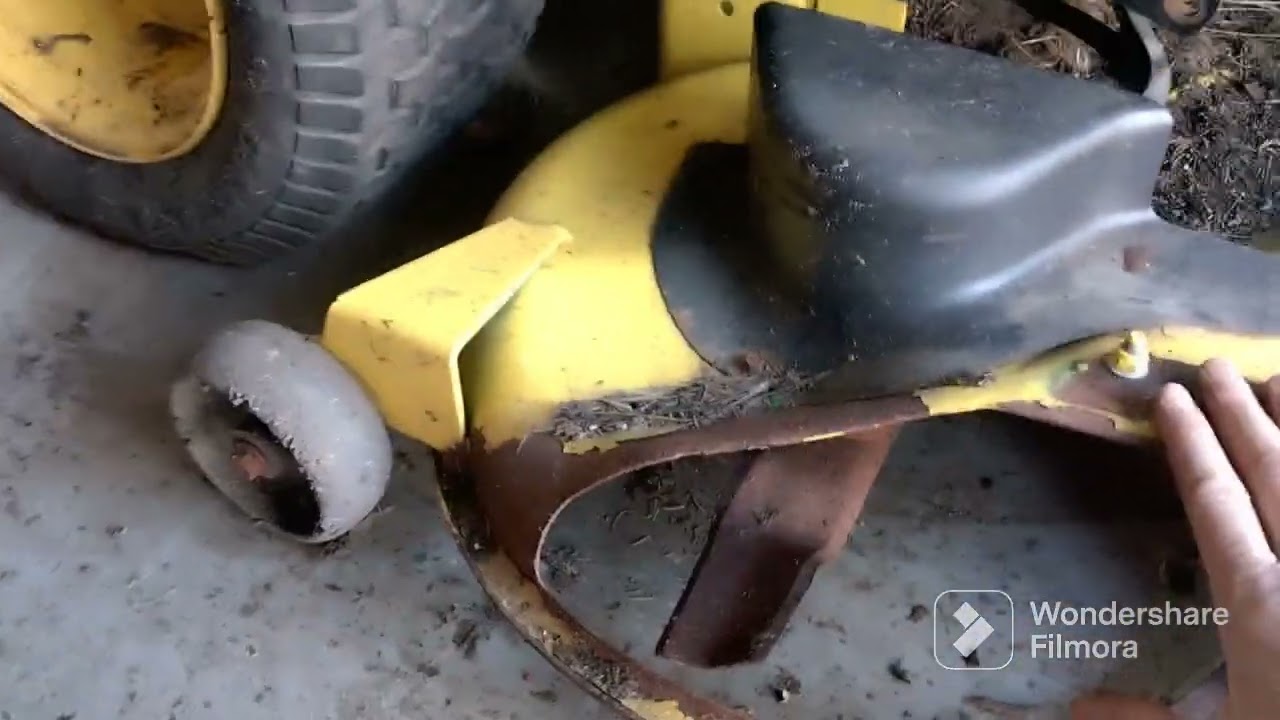 как снять деку с самоходной газонокосилки John Deere L120