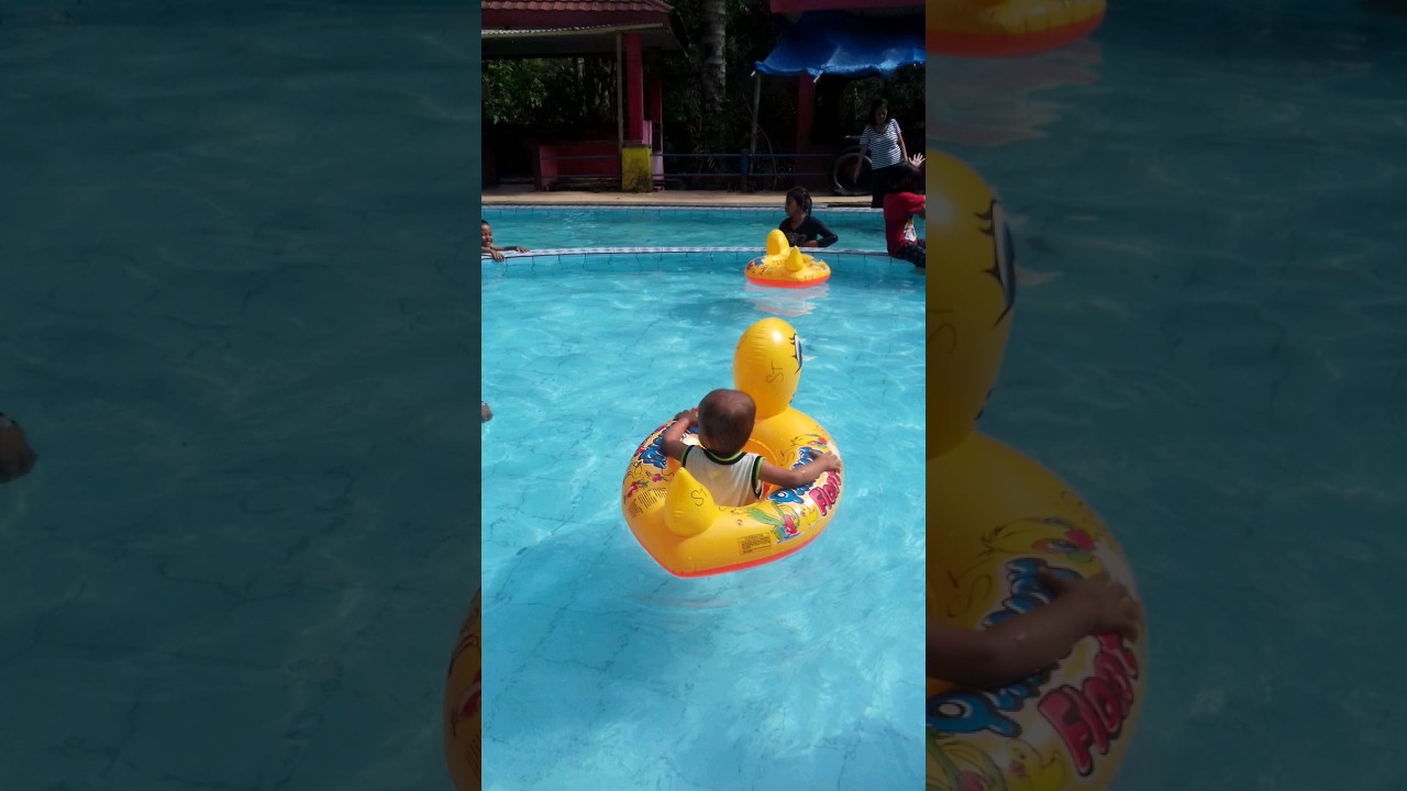 Berenang pakai pelampung bebek #shorts #anaklucu #bebek