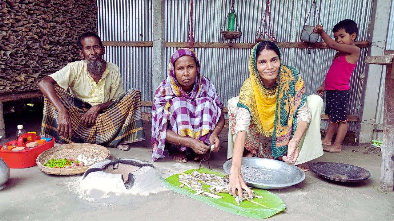 বর্ষাকালের কচুর বই দিয়ে নদীর ছোট মাছ রান্না ঝিংগা দিয়ে ডিম ভেজে রান্না
