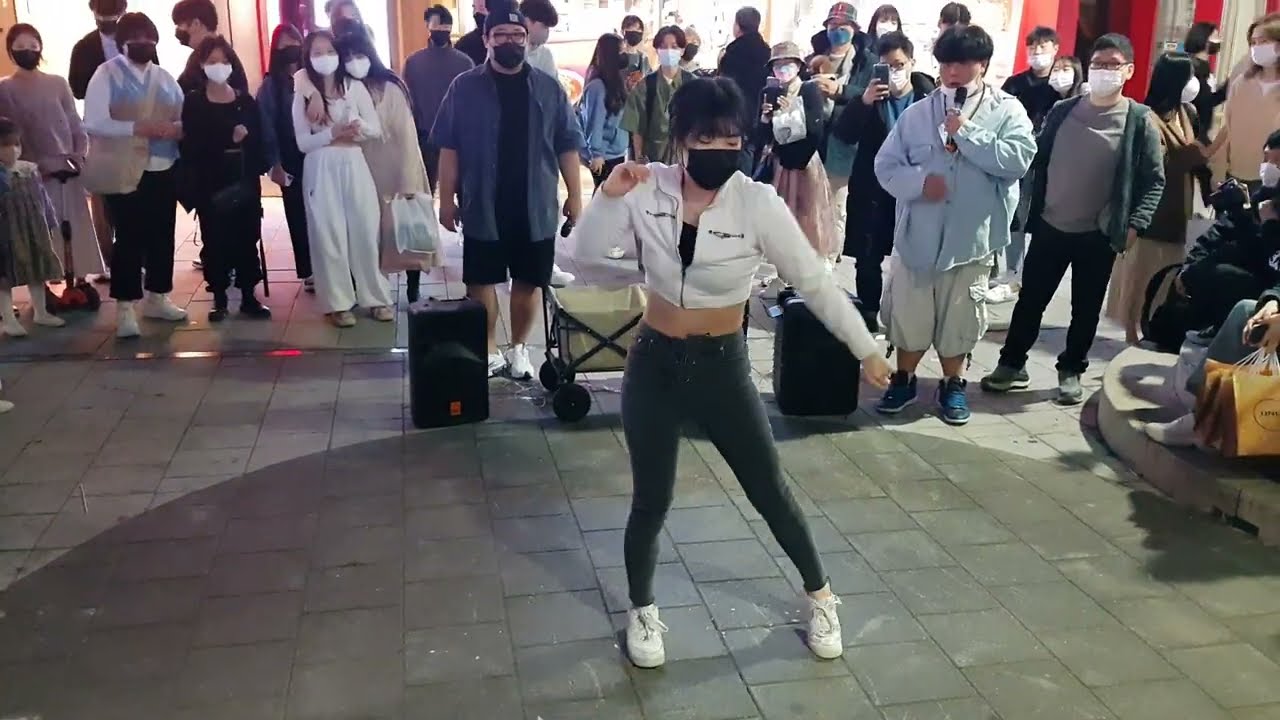 22020409 hongdae busking홍대 오늘의 관객 참여(audience participation) 버스킹 04 - 예술대학 재학생이라는데...