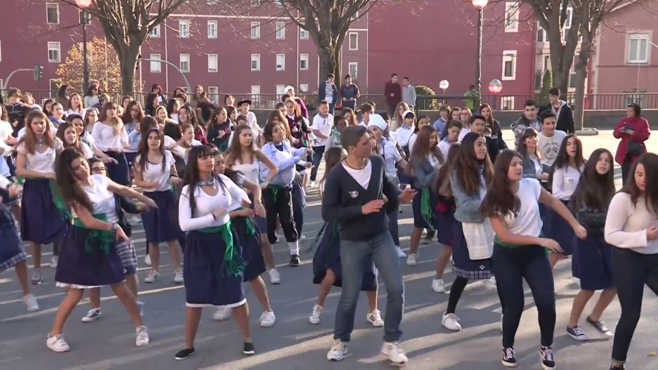 El colegio Franciscanas de Montpellier, de Trapagaran, ha sacado hoy el euskera a la plaza