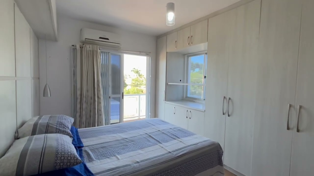 Execlente sobrado triplex com 300 m2 de área construída de esquina e super ensolarado.